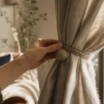Attacher rideau avec embrasse et aimant sans couper, tombé bouffant