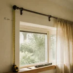 Distance tringle rideau plafond : 15 cm au-dessus de la fenêtre