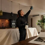 Tarif nettoyage plafond tendu : agent nettoie sans démontage